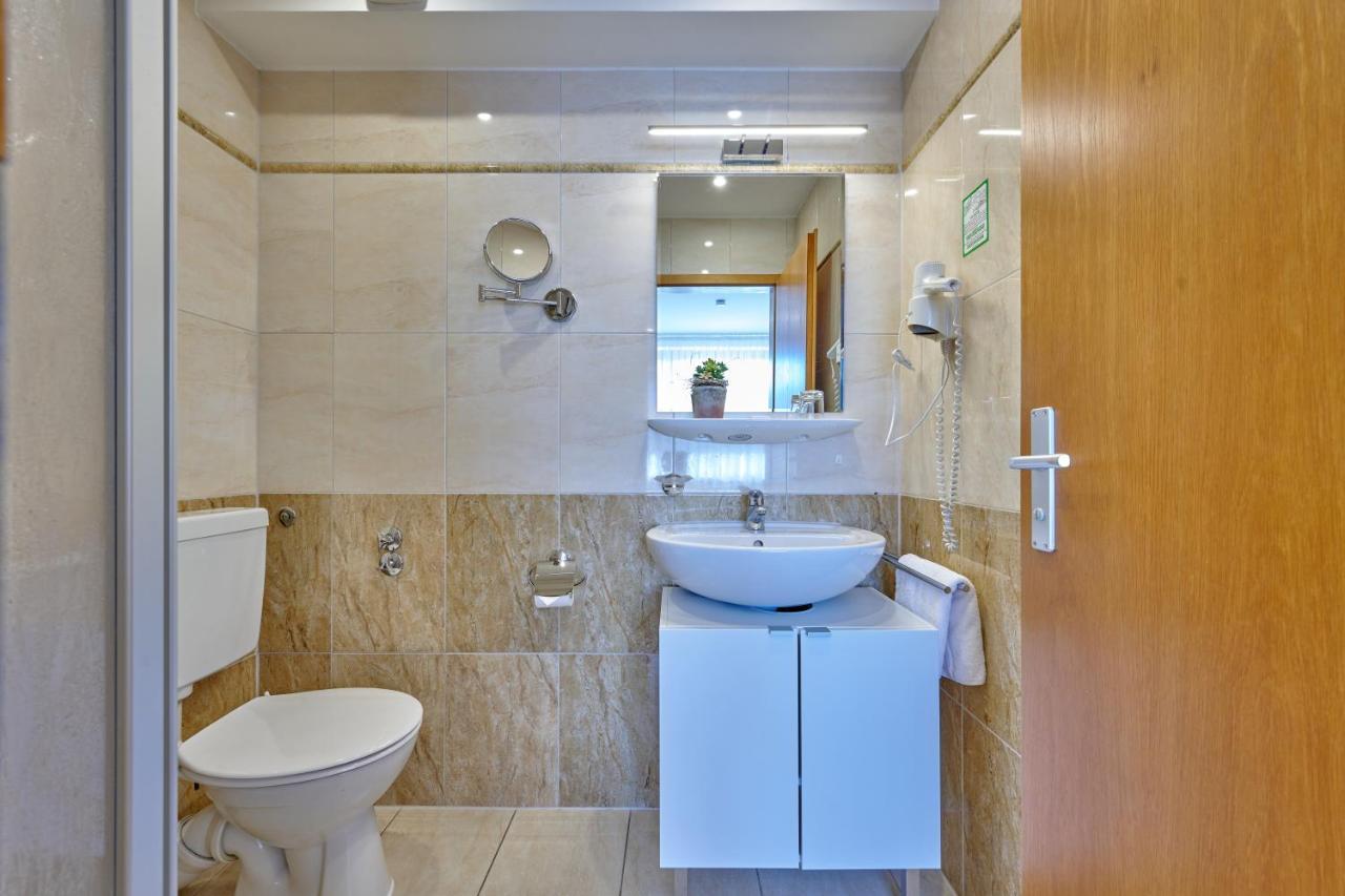 Hotel Restaurant Zum Goldenen Anker Mit Hallenbad & Wellnessbereich Windorf  Экстерьер фото